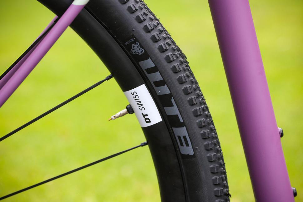 2022 Vielo V+1 Strato - tyre and rim.jpg