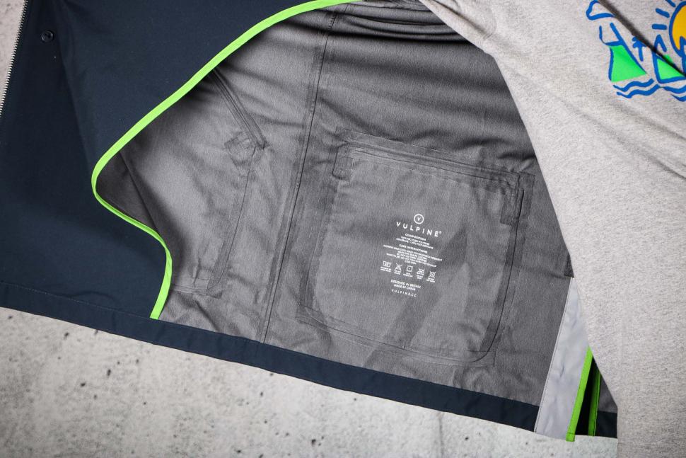 2022 Vulpine Mens Regent Mac - lining and seams.jpg