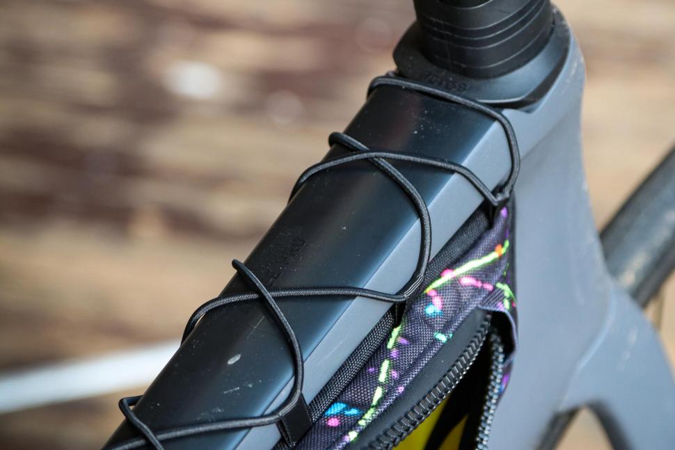 2022 Wizard Works Framebagracadabra Large - bungee strap 2.jpg