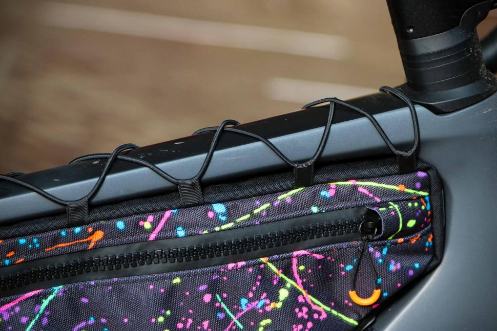 2022 Wizard Works Framebagracadabra Large - bungee strap.jpg