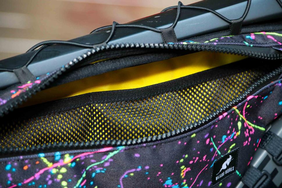 2022 Wizard Works Framebagracadabra Large - inside mesh pocket.jpg