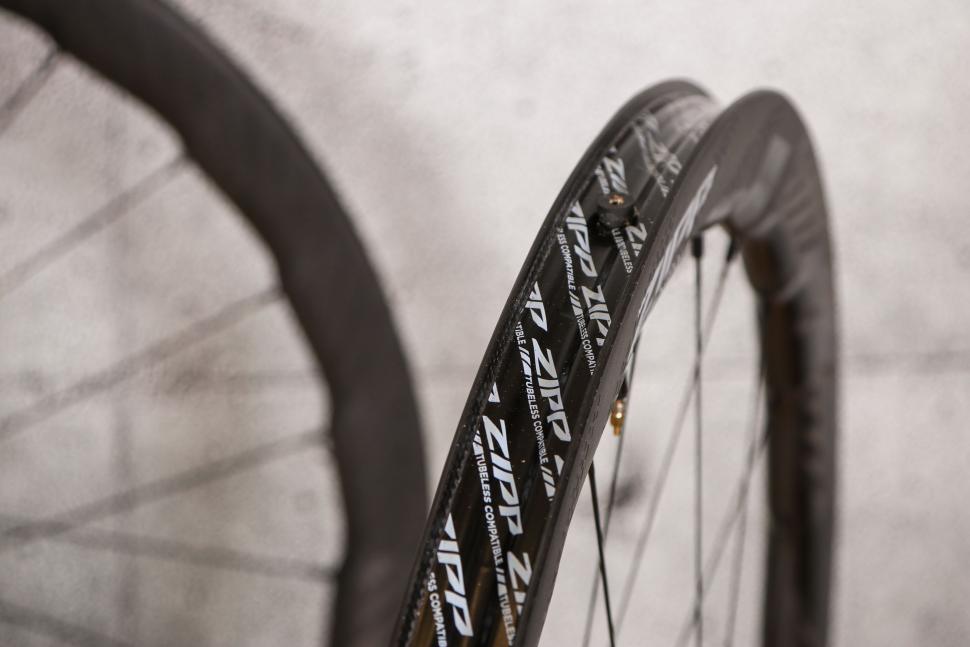 2022 Zipp 353 NSW Tubeless Disc brake wheelset - rim bed.jpg