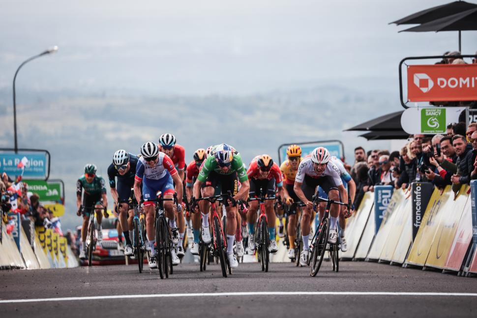 2022 Crit&eacute;rium du Dauphin&eacute; stage three finish (ASO/Aur&eacute;lien Vialatte)