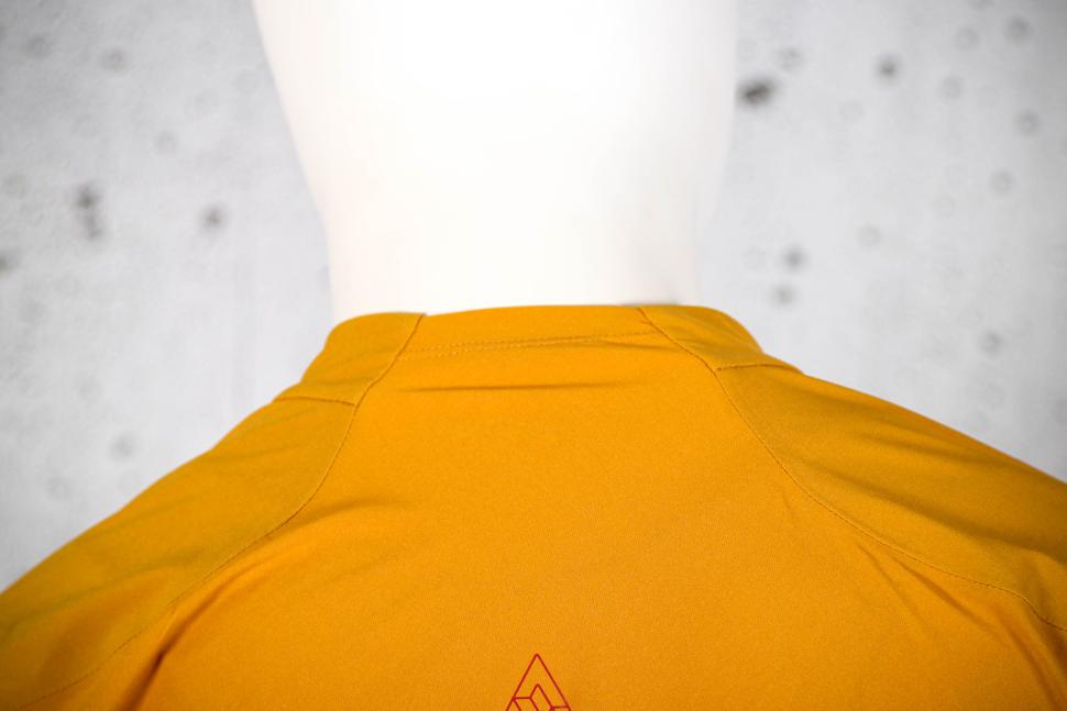 2023 7 Mesh S2S Jersey LS Mens Butterscotch - collar back.jpg