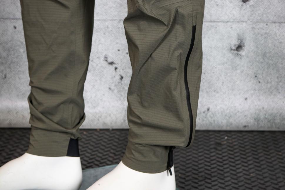2023 Albion Zoa Rain Trousers - ankle.jpg