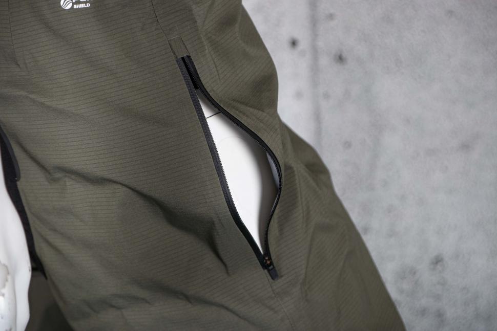 2023 Albion Zoa Rain Trousers - vent or pocket access.jpg