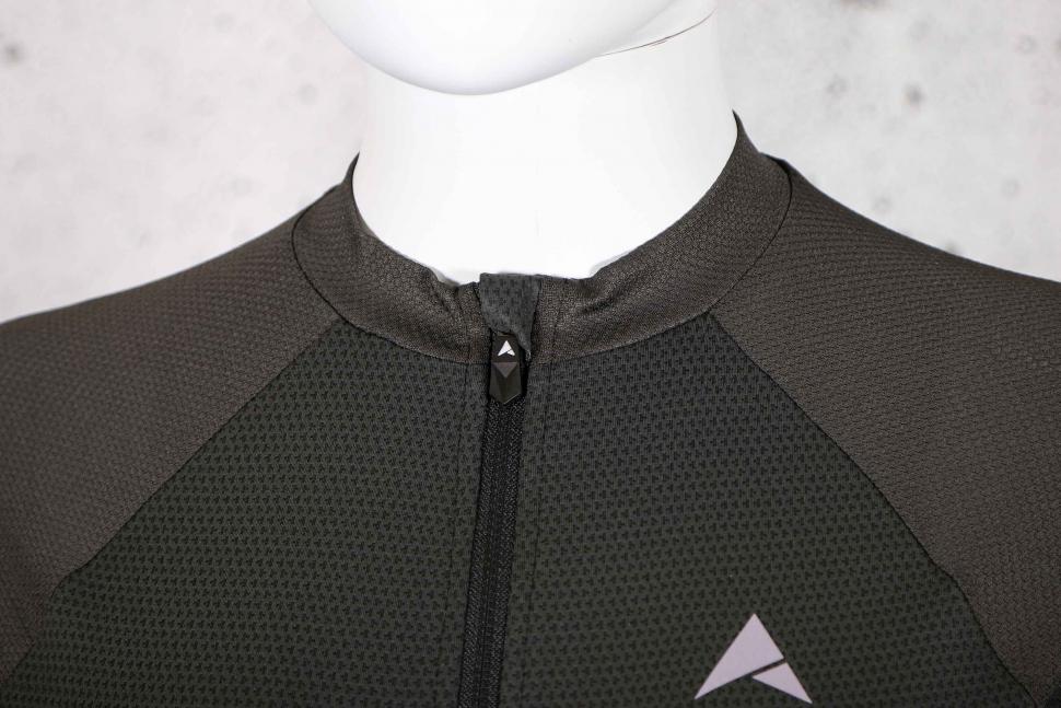 2023 Altura Endurance Women's Short Sleeve Cycling Jersey - collar.jpg