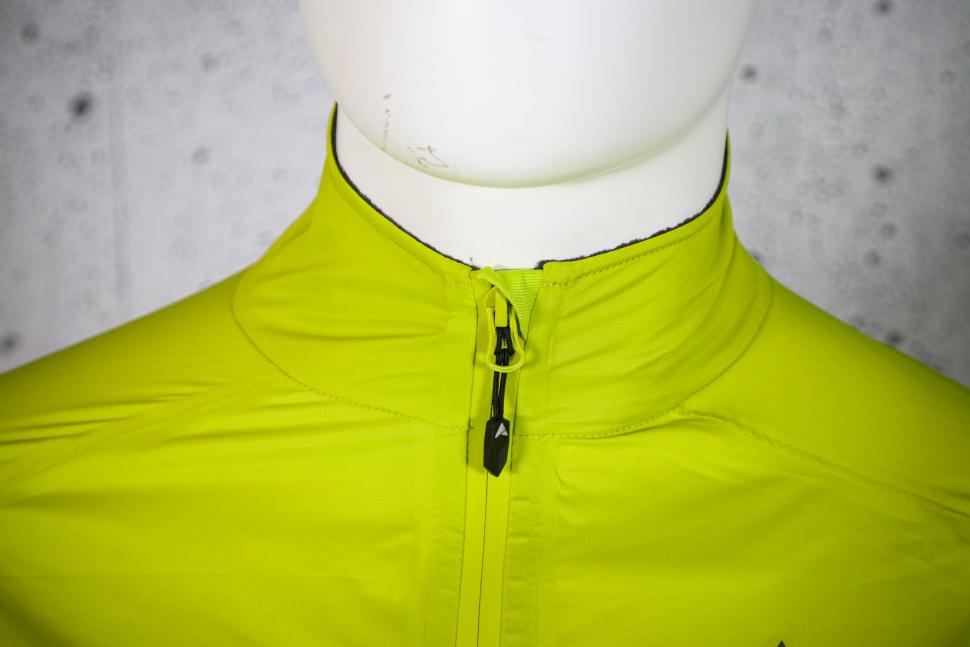 2023 Altura Icon Pocket Rocket Waterproof Packable jacket - collar 1.jpg