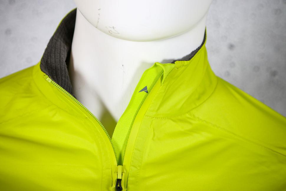 2023 Altura Icon Pocket Rocket Waterproof Packable jacket - collar 2.jpg