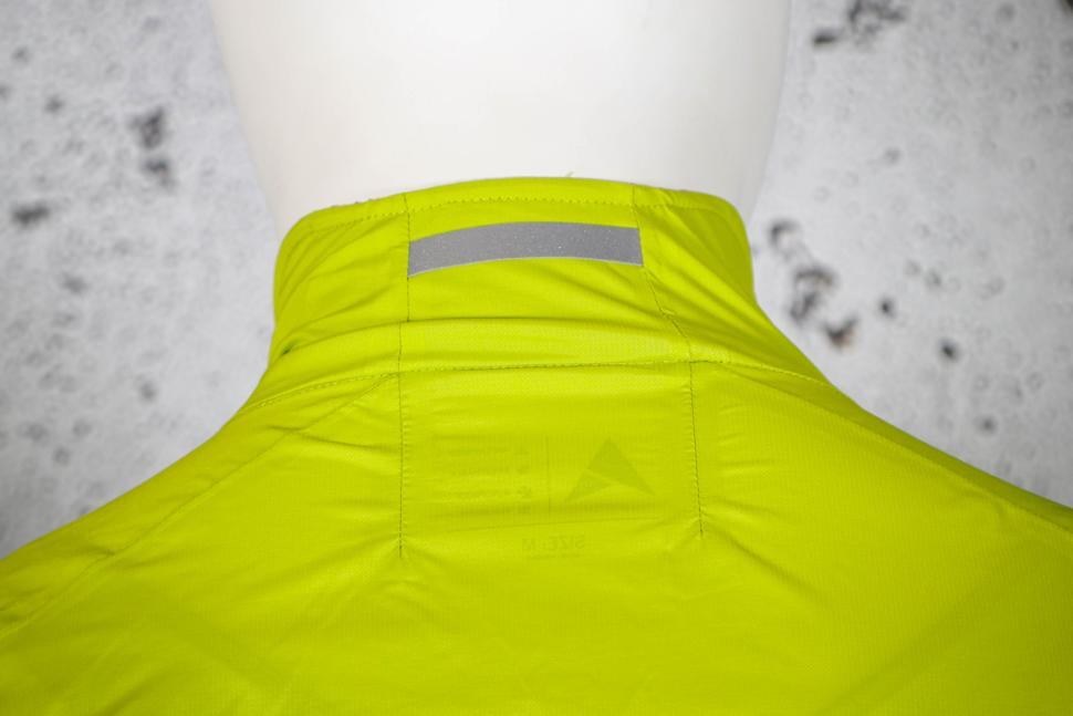 2023 Altura Icon Pocket Rocket Waterproof Packable jacket - collar back.jpg