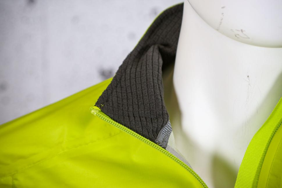 2023 Altura Icon Pocket Rocket Waterproof Packable jacket - collar lining.jpg