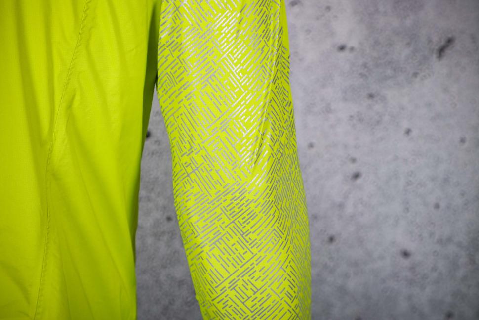 2023 Altura Icon Pocket Rocket Waterproof Packable jacket - sleeve reflective.jpg