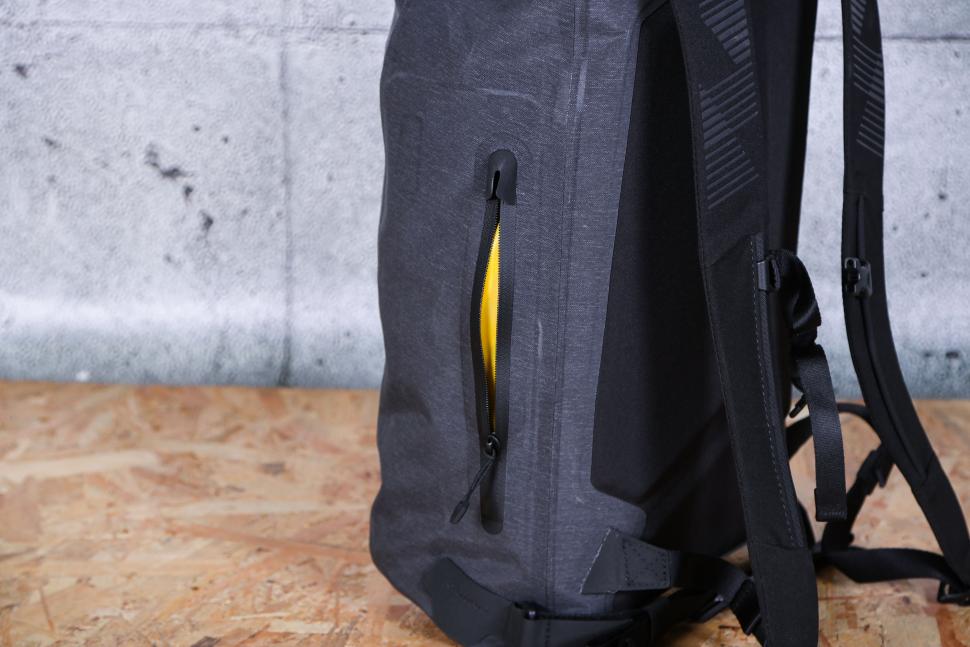 2023 Apidura City Backpack - side pocket.jpg