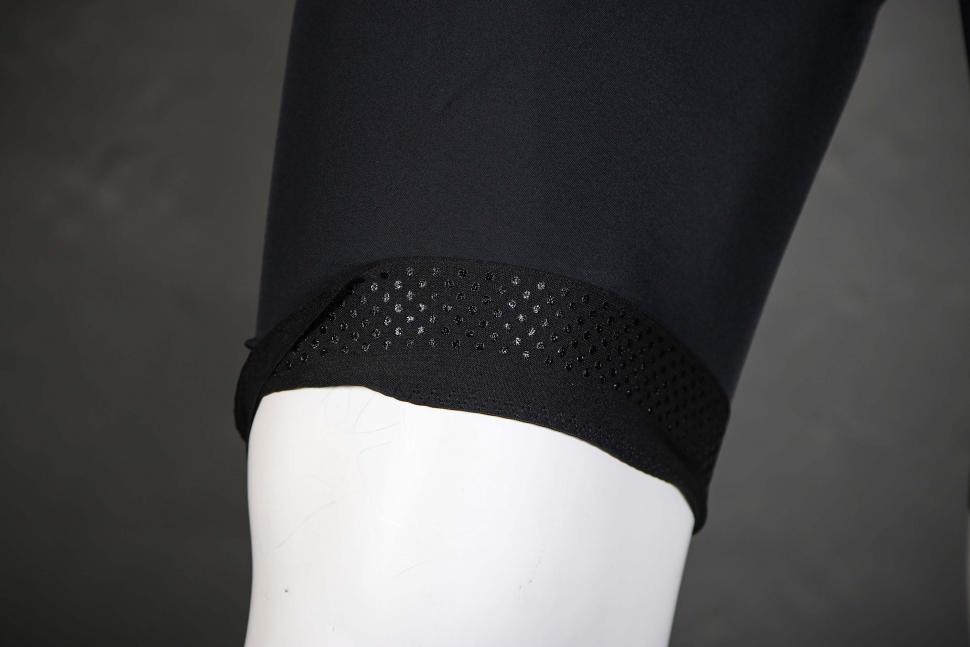 2023 Assos Equipe R Bib Shorts S9 - cuff gripper.jpg