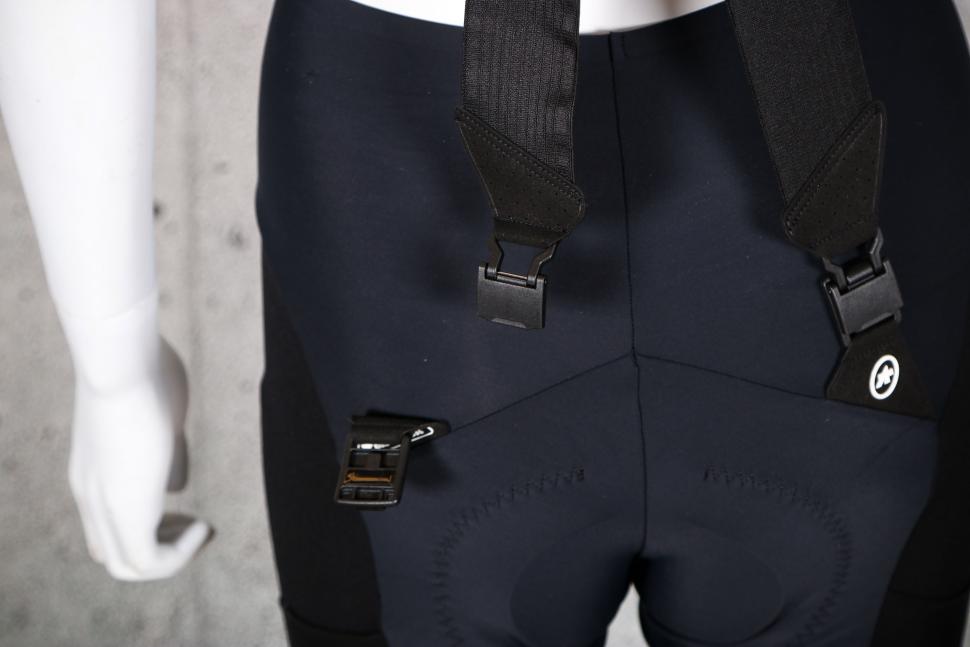 2023 Assos Uma GTC Bib Shorts - strap clip undone.jpg