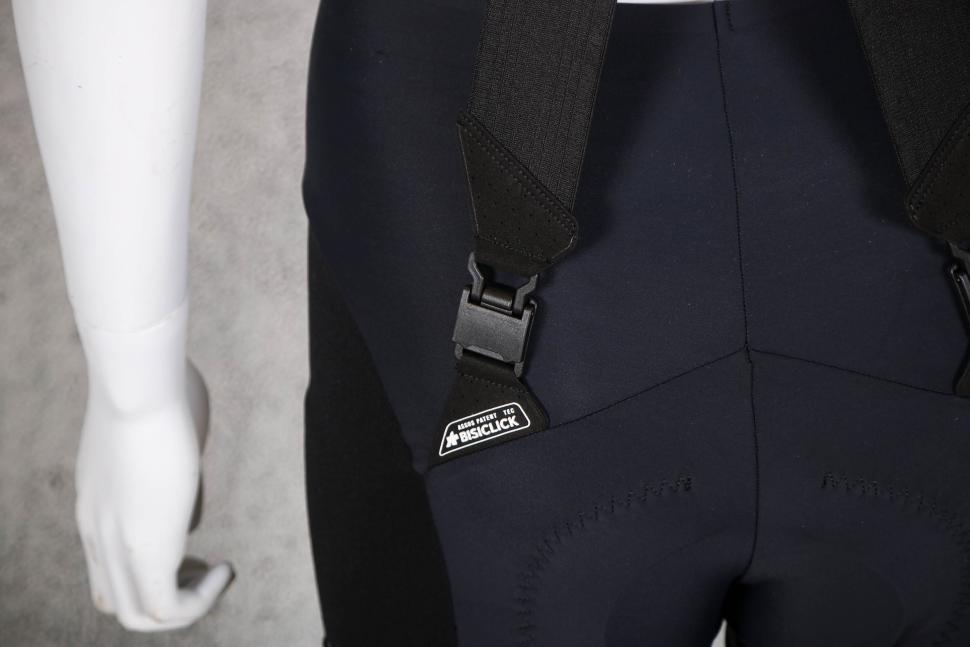 2023 Assos Uma GTC Bib Shorts - strap clip.jpg
