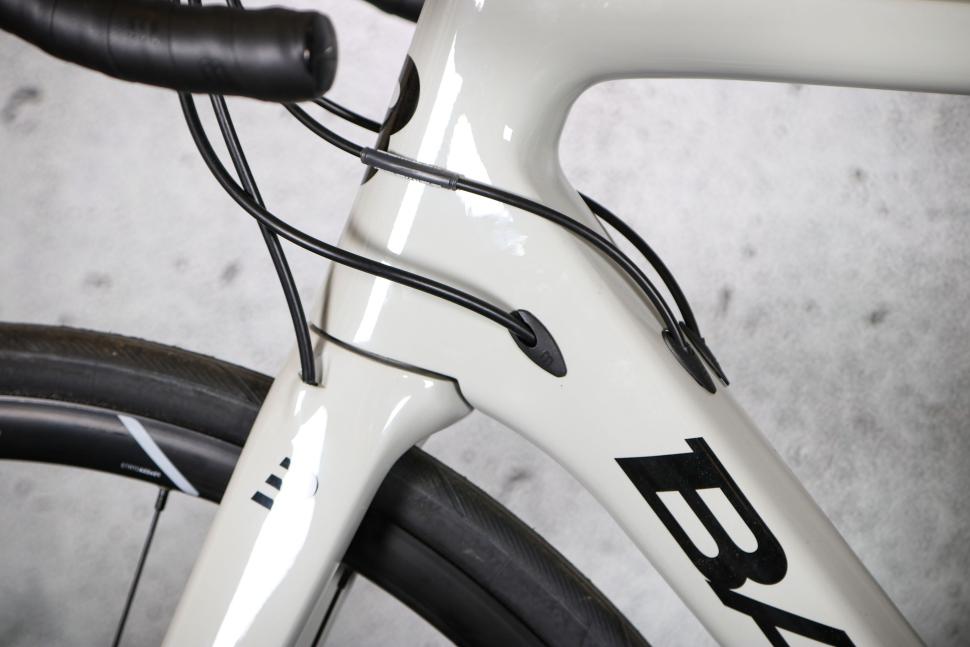 2023 Basso Venta Disc 105 - cable routing.jpg