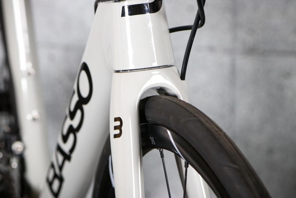 2023 Basso Venta Disc 105 - fork clearance.jpg