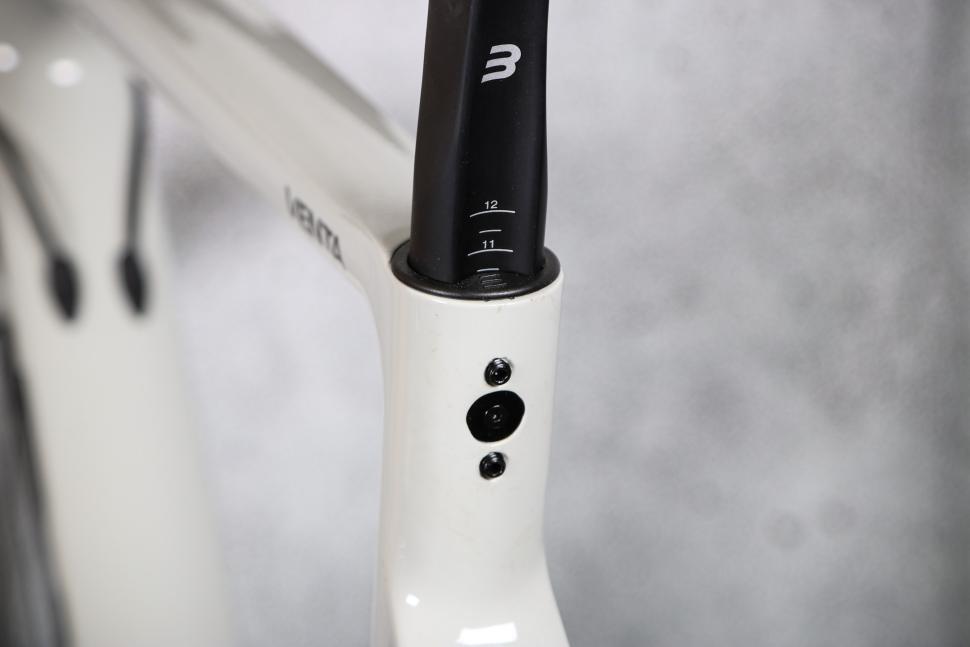 2023 Basso Venta Disc 105 - seat post and bolts.jpg