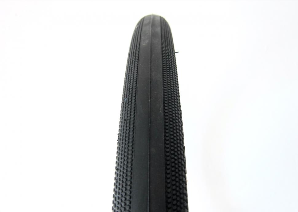 2023 Bontrager R3 Hard-Case Lite TLR Road Tyre Centre.png