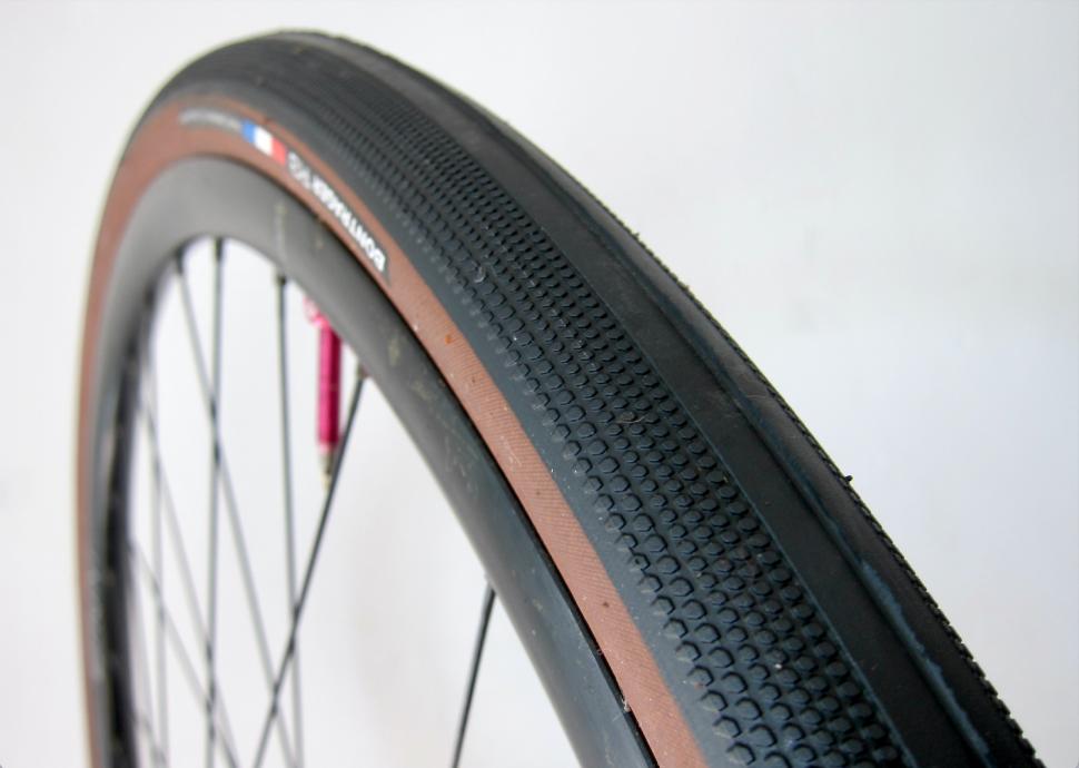 2023 Bontrager R3 Hard-Case Lite TLR Road Tyre Side Tread.png