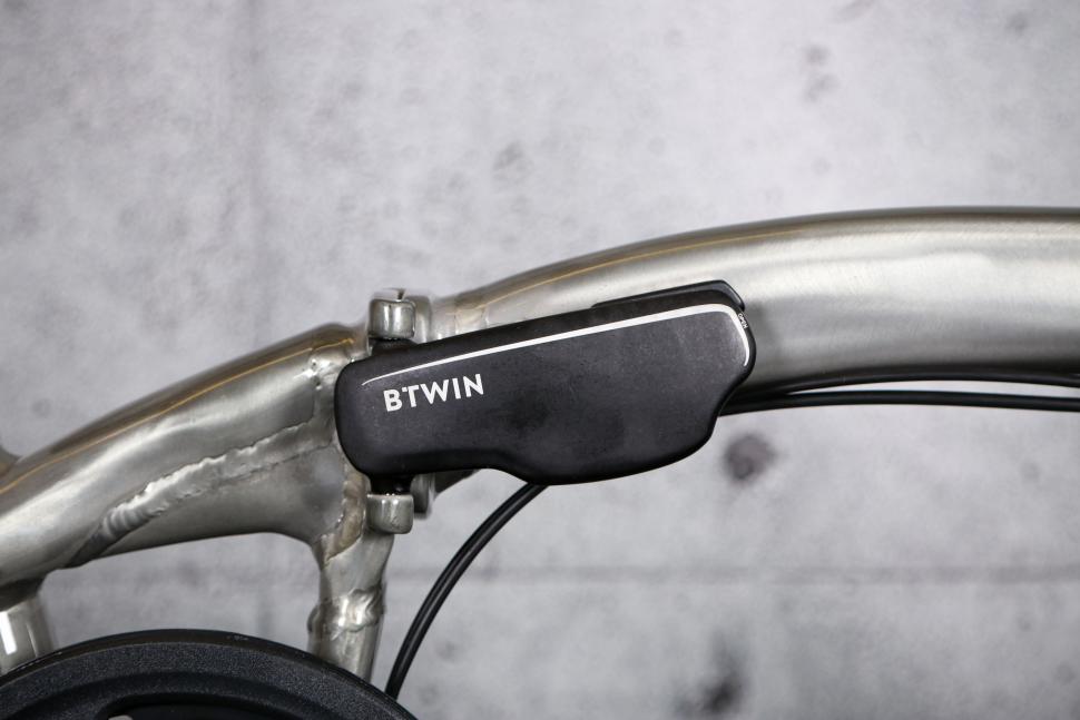 2023 BTwin Ultra compact 1 second light folding bike - frame lever.jpg