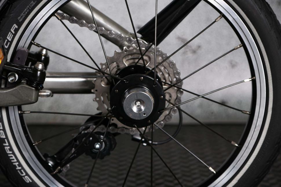 2023 BTwin Ultra compact 1 second light folding bike - magnet.jpg