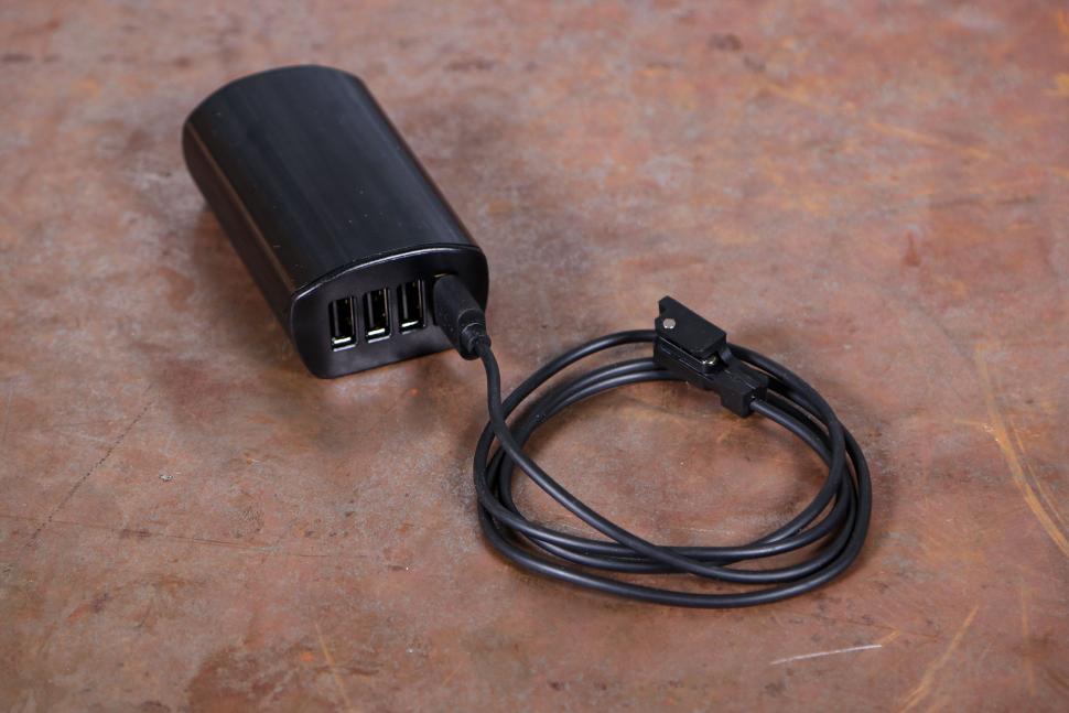 2023 Campagnolo Super Record Wireless - charger 2.jpg