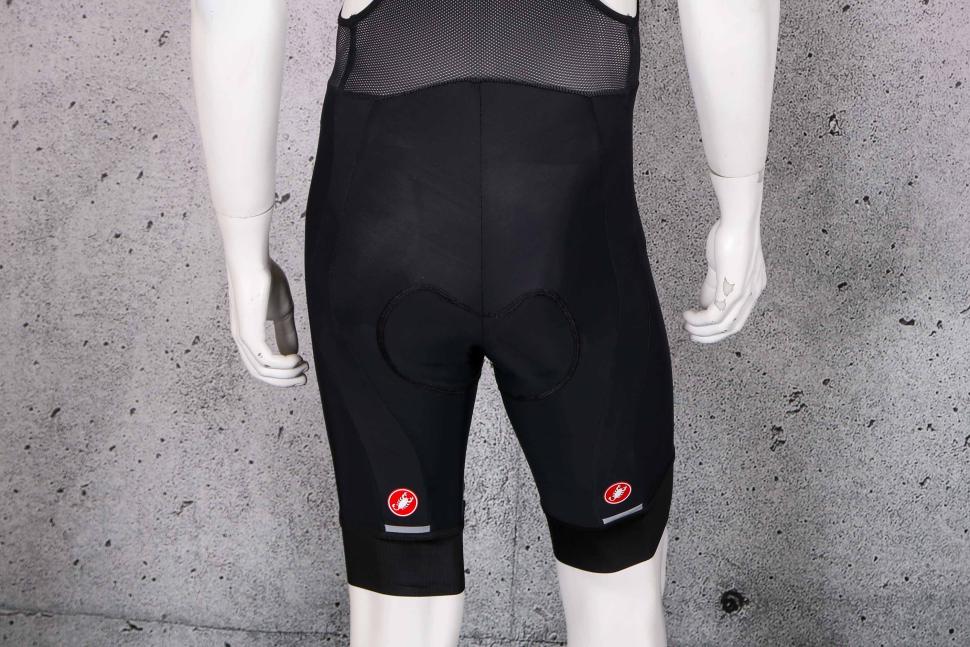 2023 Castelli Entrata Bib Shorts - legs back.jpg