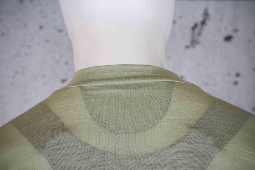 2023 Castelli Essenza Jersey - collar back.jpg