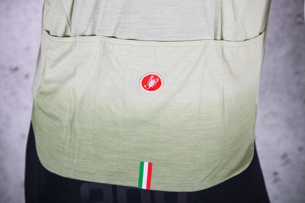 2023 Castelli Essenza Jersey - pockets.jpg