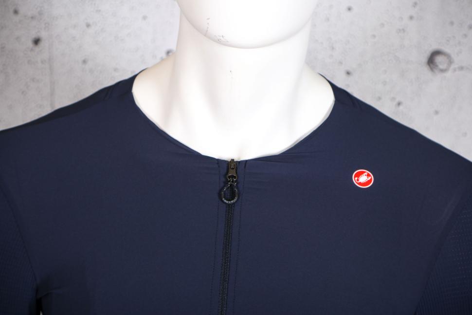 2023 Castelli Premio Black Jersey - collar.jpg