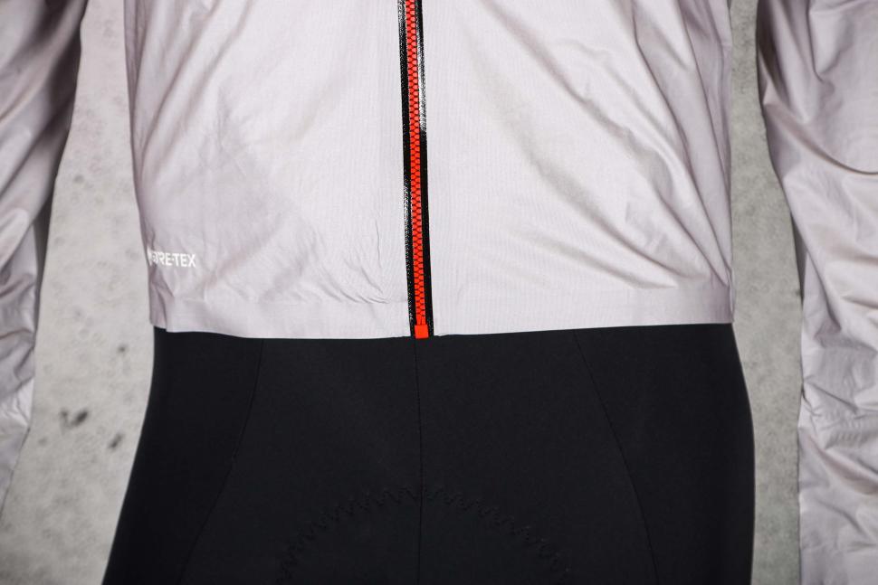 2023 Castelli Tempesta Lite Jacket - hem.jpg