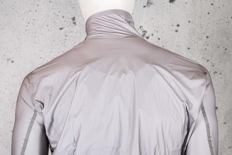 2023 Castelli Tempesta Lite Jacket - shoulders.jpg