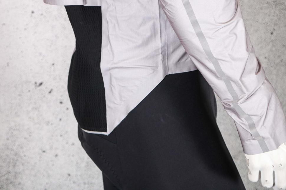 2023 Castelli Tempesta Lite Jacket - tail drop.jpg