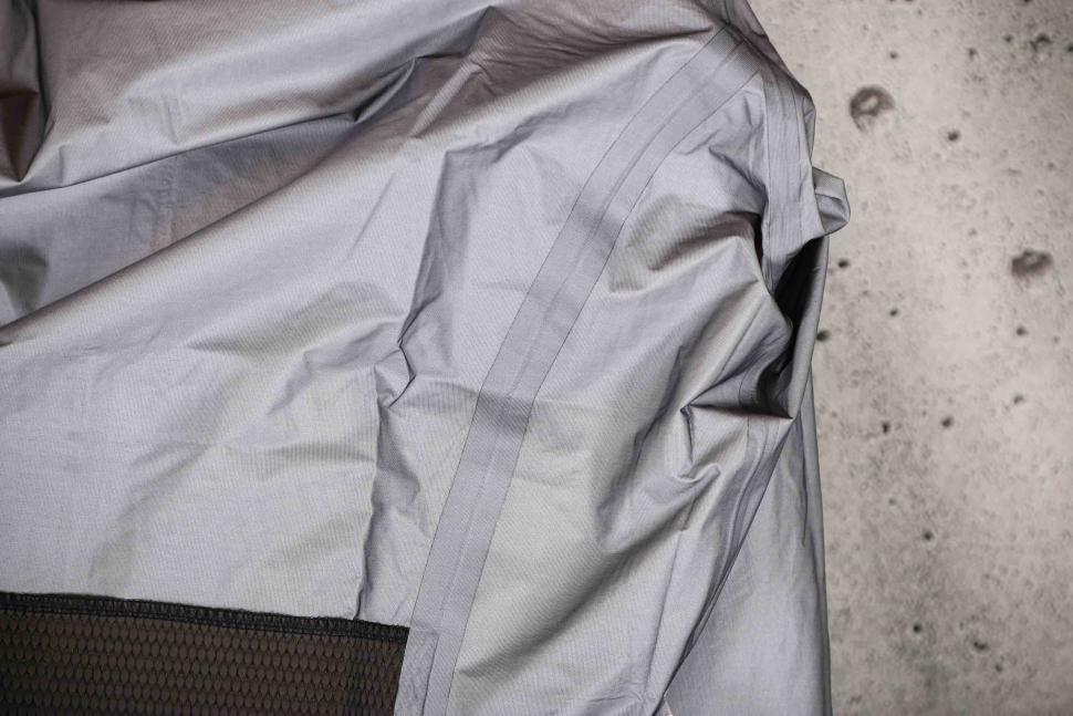 2023 Castelli Tempesta Lite Jacket - taped seams.jpg
