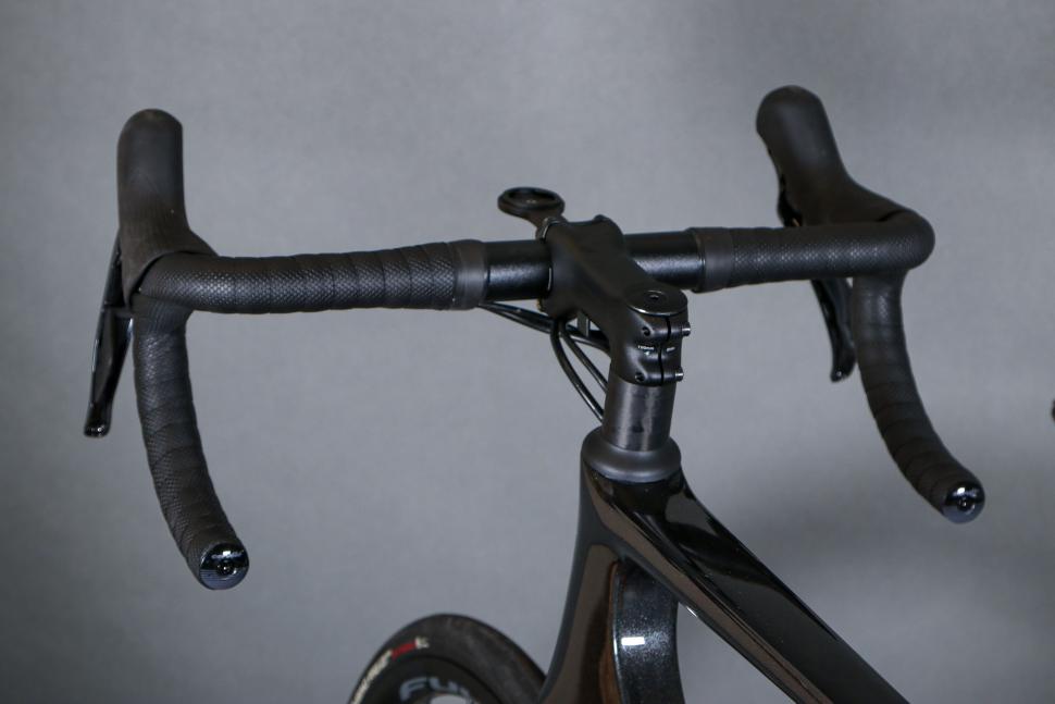 2023 Cervelo Soloist Ultegra Di2 - bars.jpg