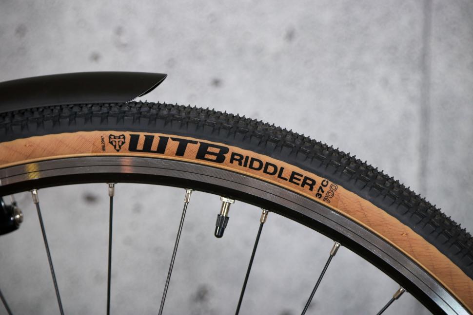 2023 Cinelli Hobootleg - tyre and rim.jpg