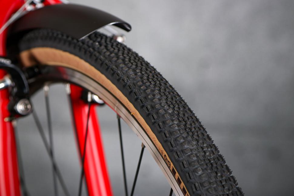 2023 Cinelli Hobootleg - tyre tread.jpg