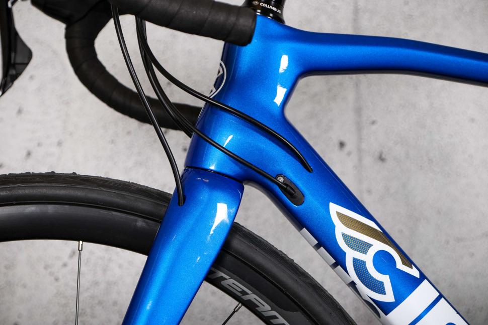 2023 Cinelli Superstar Disc Ultegra - cable routing.jpg