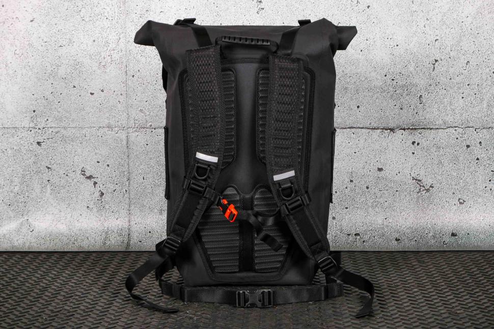 2023 Craft Cadence Cycling Backpack Roll Top Waterproof - 30 litres - straps.jpg