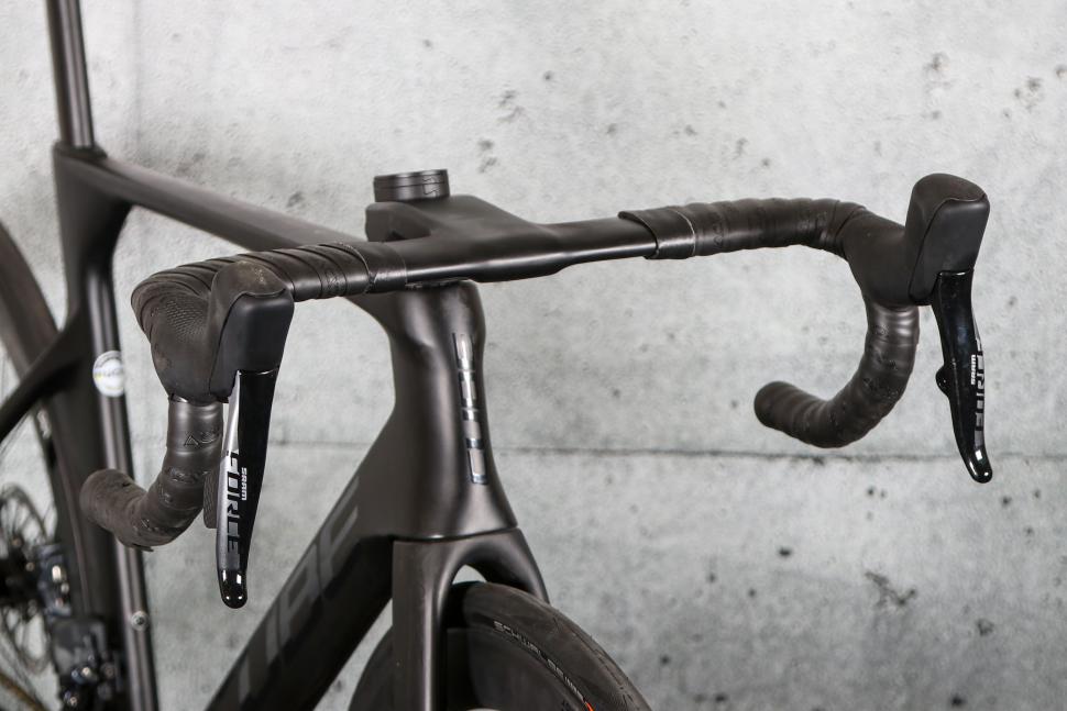 2023 Cube Litening Aero C68X Pro - bars 1.jpg