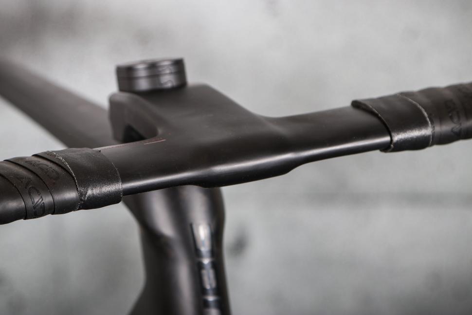 2023 Cube Litening Aero C68X Pro - bars 2.jpg