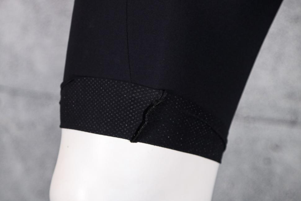 2023 dhb Aeron Bib Shorts 2.0 - cuff gripper.jpg
