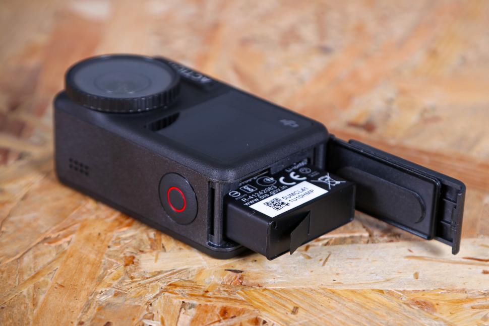 2023 dji Osmo Action 4 Adventure Combo - battery door.jpg