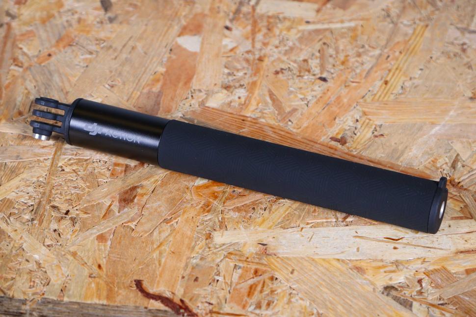 2023 dji Osmo Action 4 Adventure Combo - extension rod.jpg