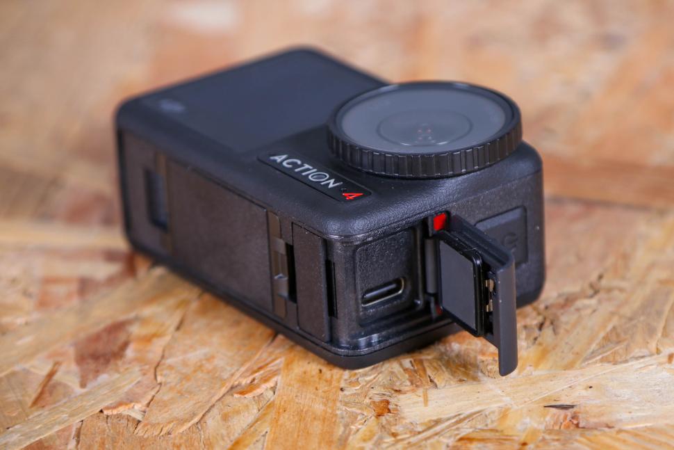 2023 dji Osmo Action 4 Adventure Combo - USB C port.jpg