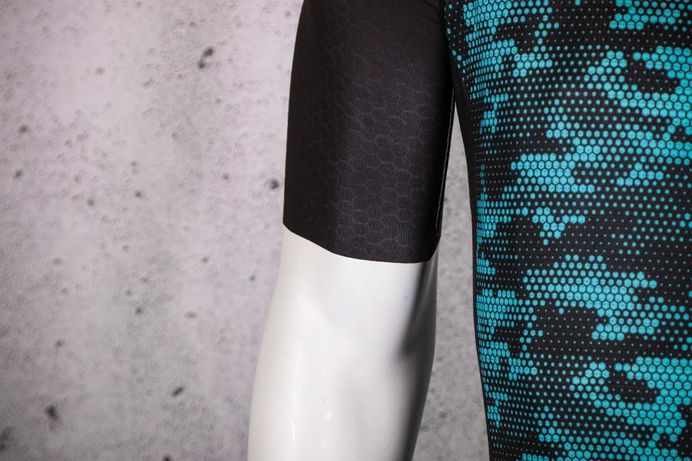 2023 Ekoi Summer Jersey Ekoi Kamo Graphene Blue - cuff.jpg