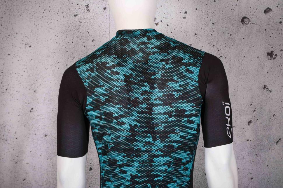 2023 Ekoi Summer Jersey Ekoi Kamo Graphene Blue - shoulders.jpg