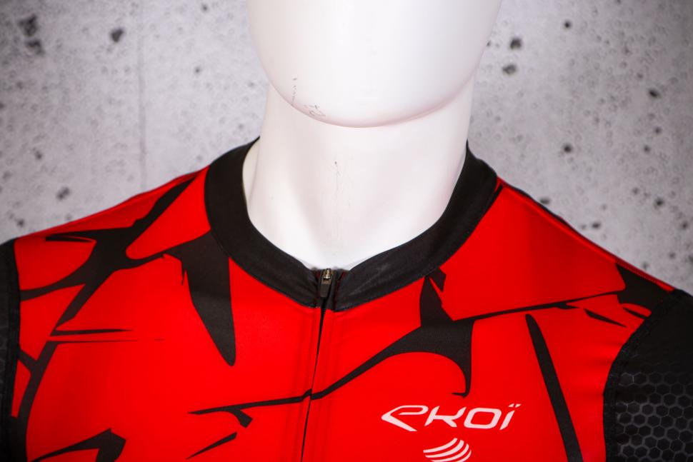 2023 Ekoi Summer Jersey Ekoi Outlast Marbre Red - collar.jpg